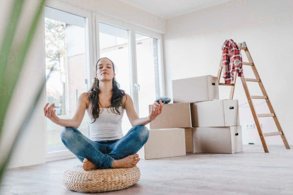 medytująca kobieta na dywanie w mieszkaniu