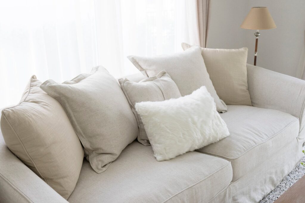 Beżowa kanapa w poduszkach