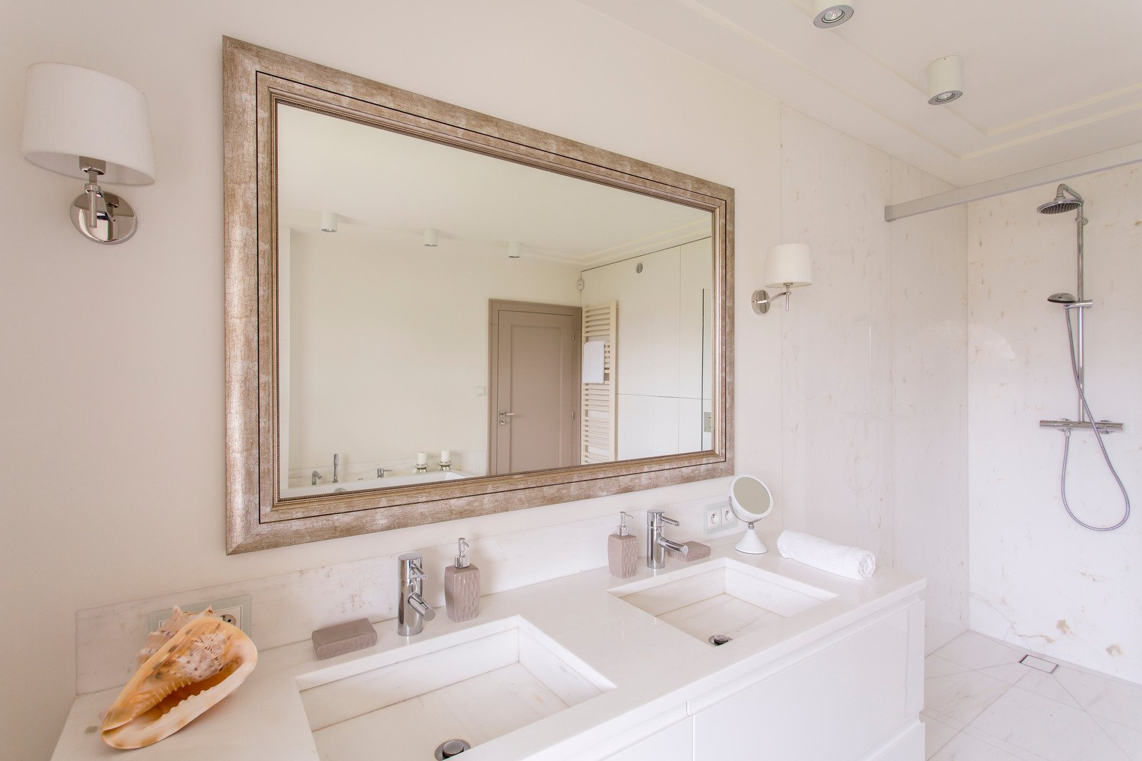 lustro o organicznym kształcie w łazience