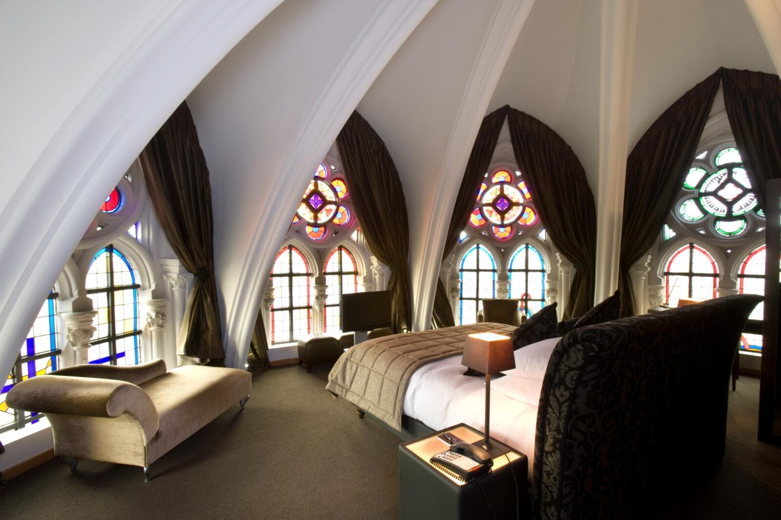 nowoczesna sypialnia w gotyckim stylu