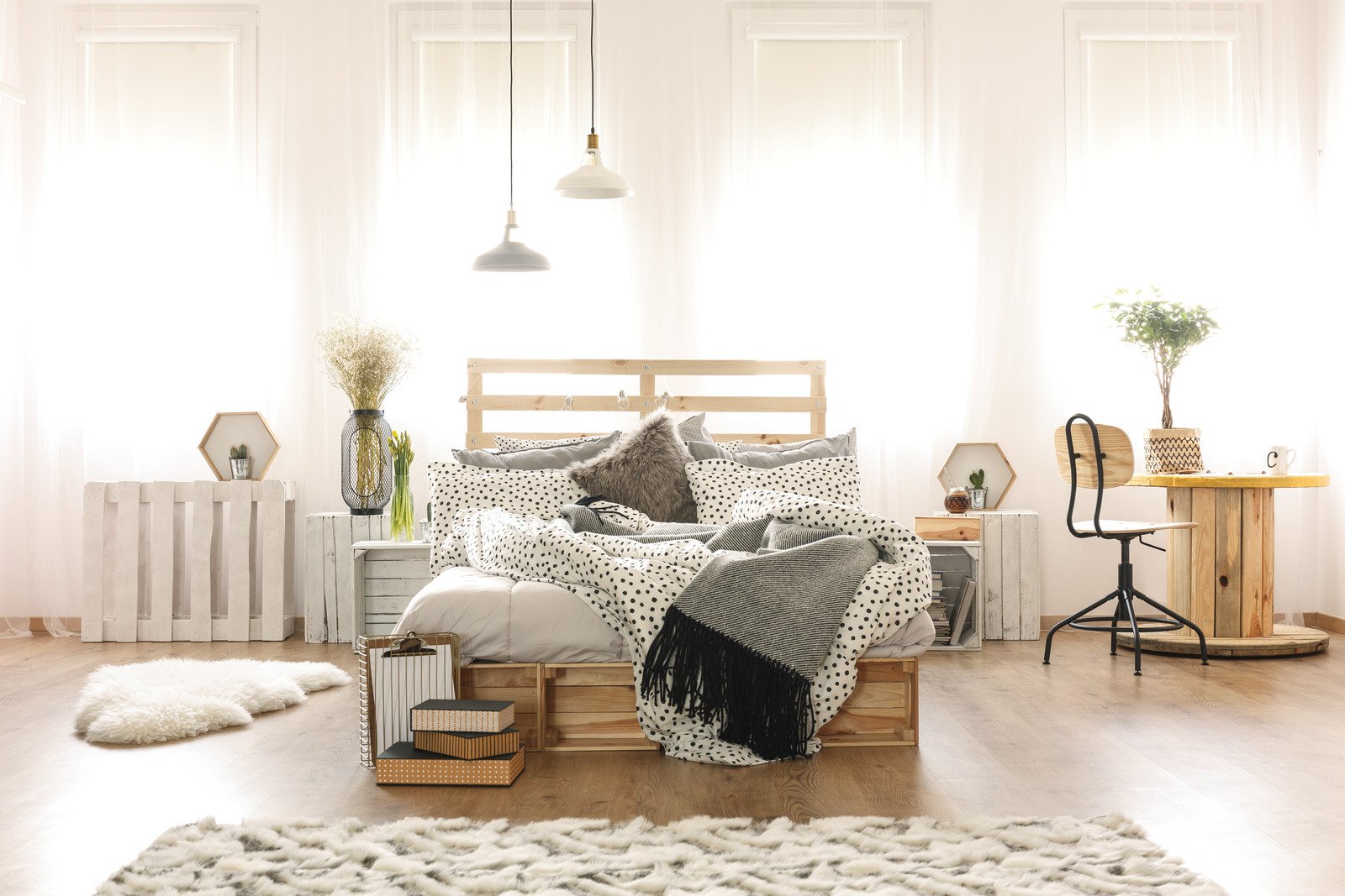 sypialnia z drewnianym łóżkiem