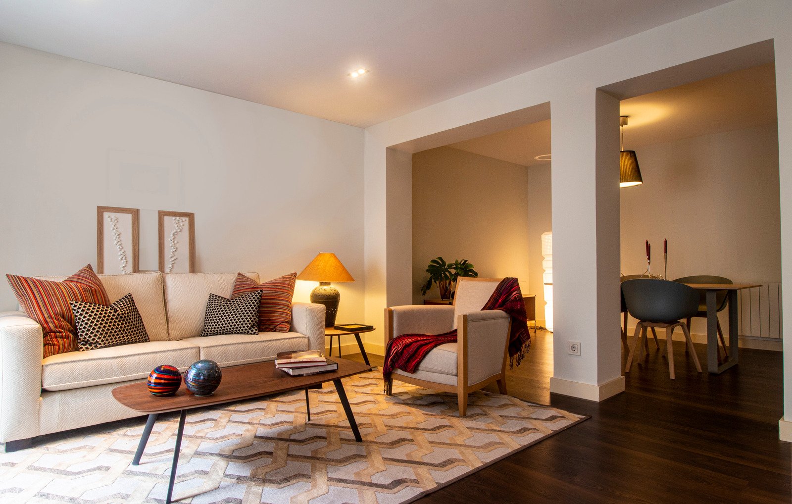 Sypialnia urządzona w stylu minimalizmu udomowionego