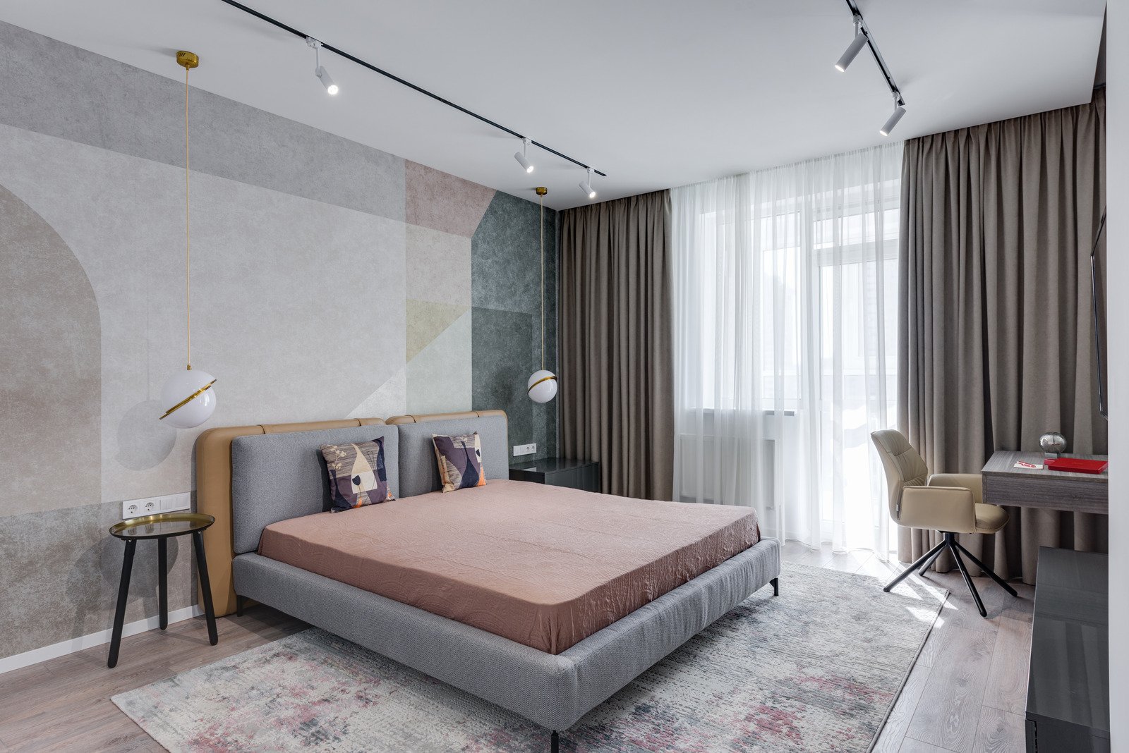 nowoczesna sypialnia z ozdobną tapetą na ścianie