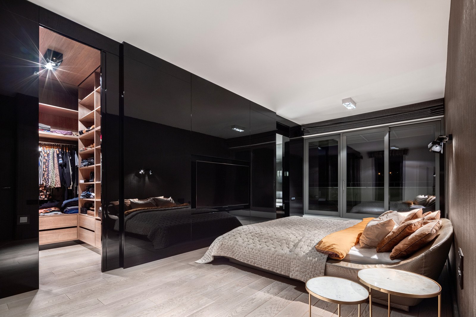 nowoczesna sypialnia i ścianka w kolorze czarnym