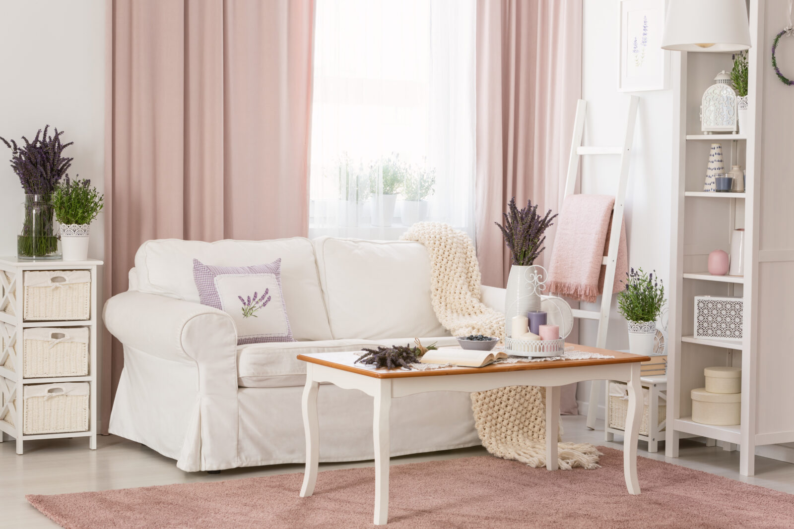 biała sofa, różowy dywan, białe meble