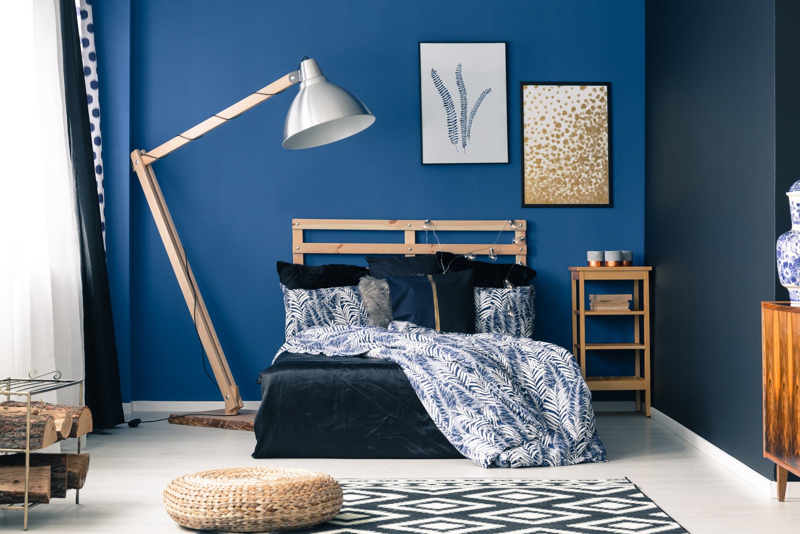 dwuosobowe łóżko, niebieska ściana, drewniane meble