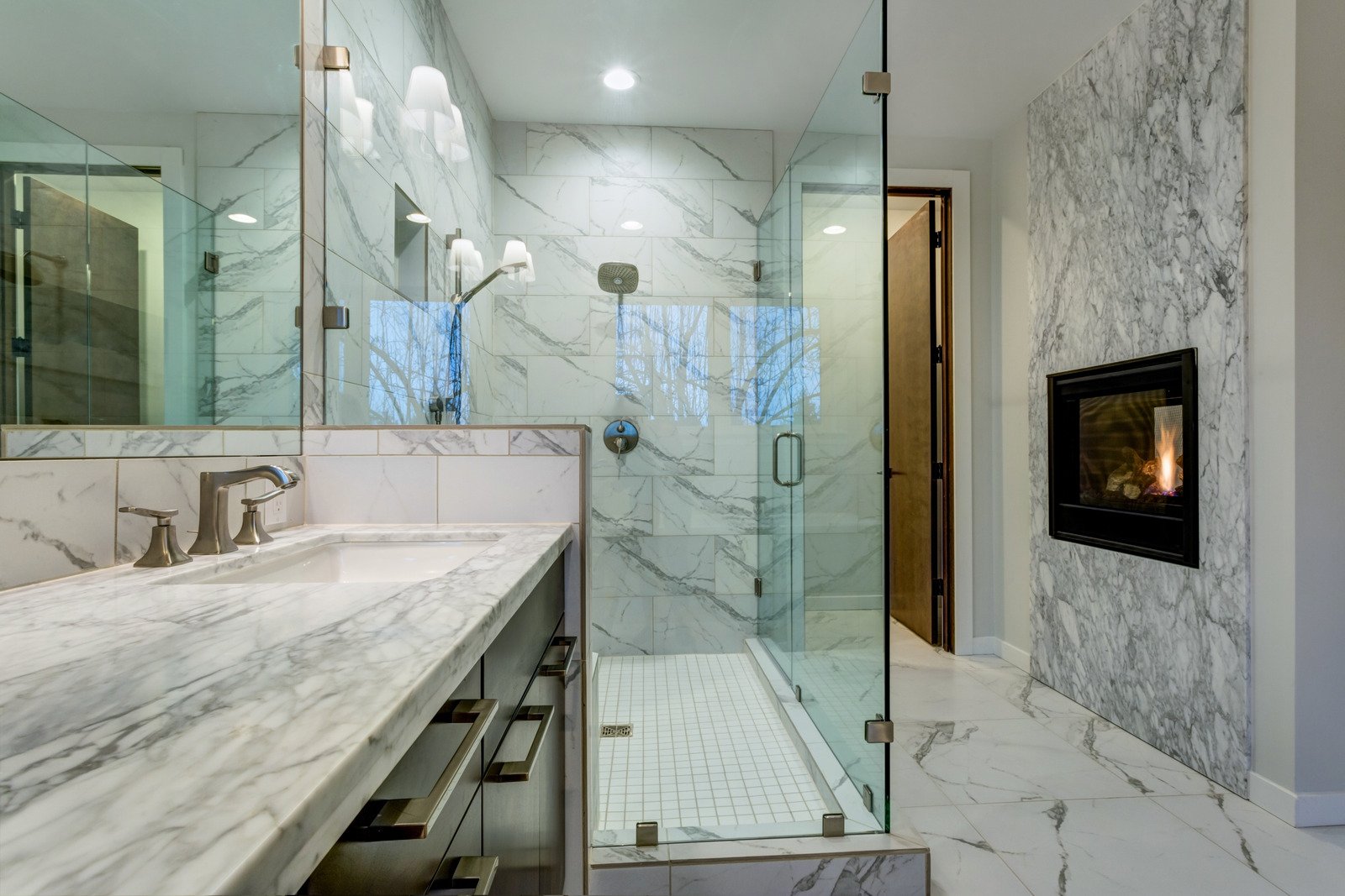 nowoczesne wnętrze, łazienka w marmurze