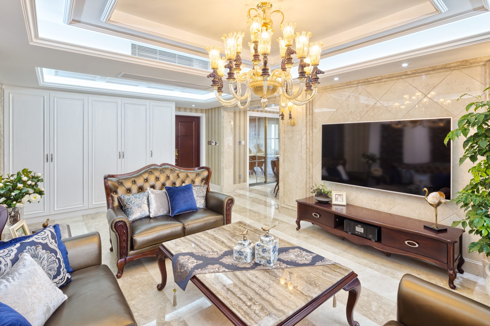 salon glamour złota sofa i żyrandol
