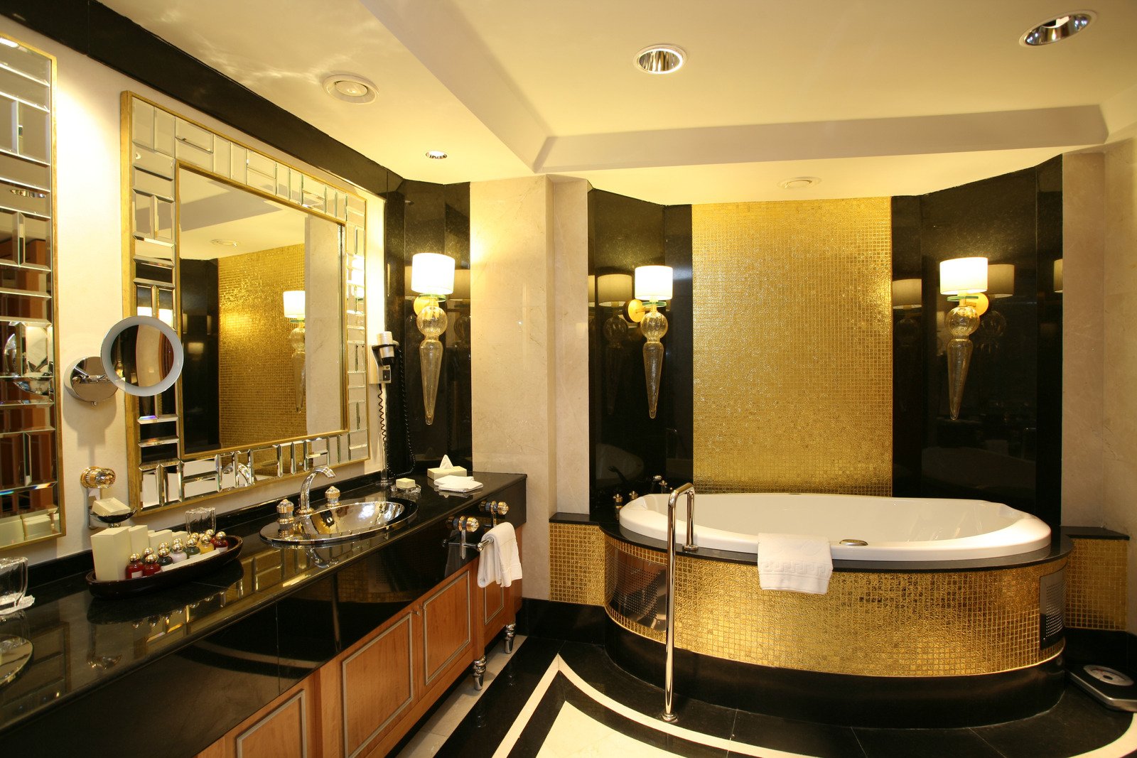 łazienka glamour ze złotymi elementami ozdobnymi