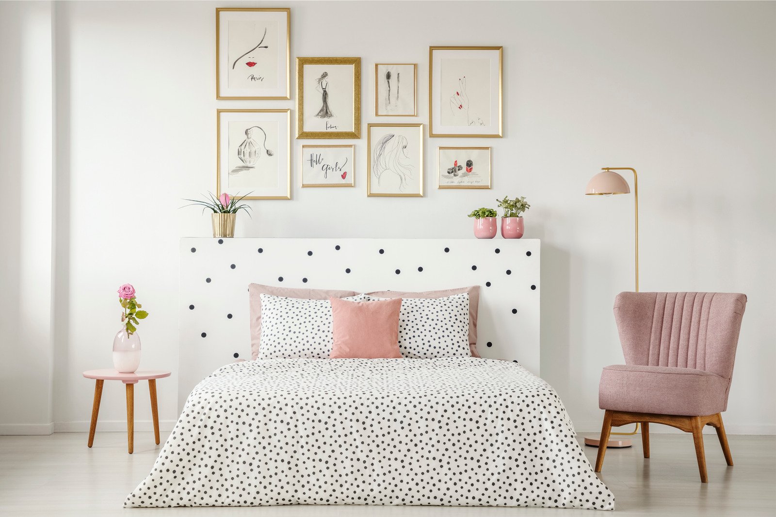 różowe dodatki, duże łóżko, dekoracyjna lampa