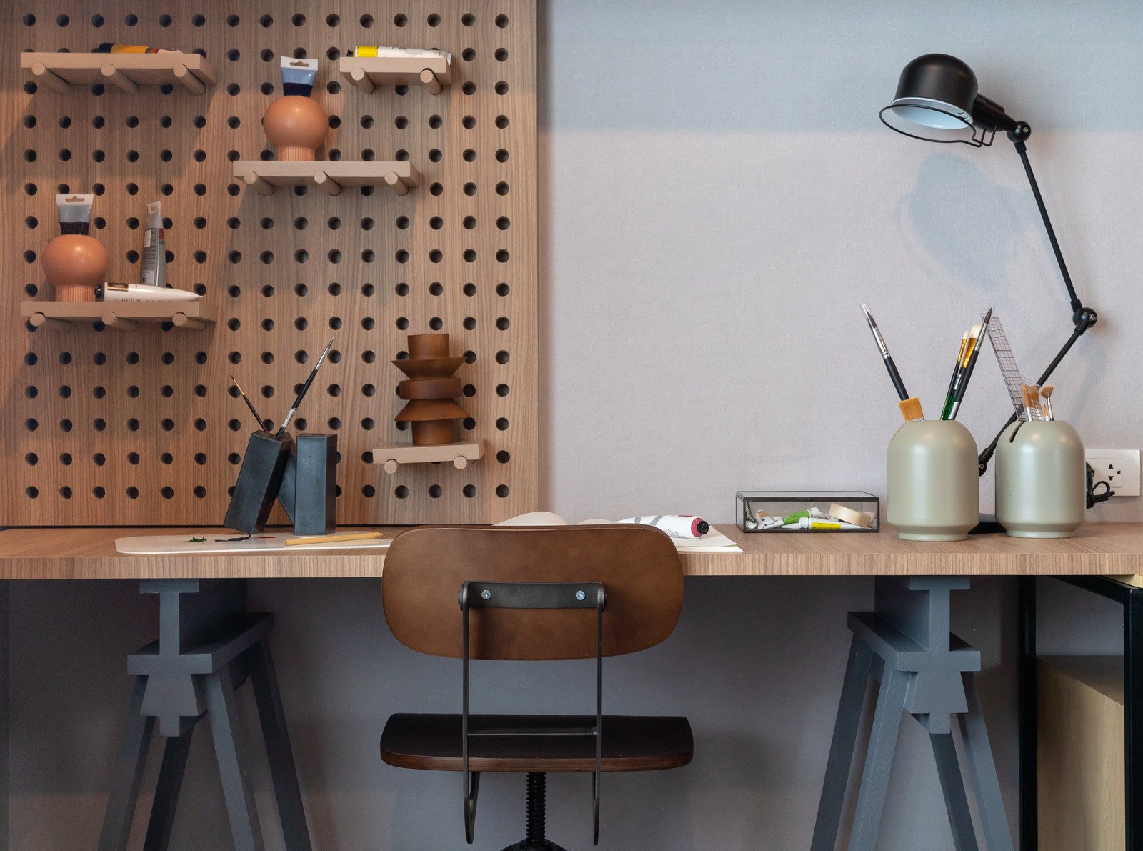 biurko, drewniane dodatki, metalowa lampka