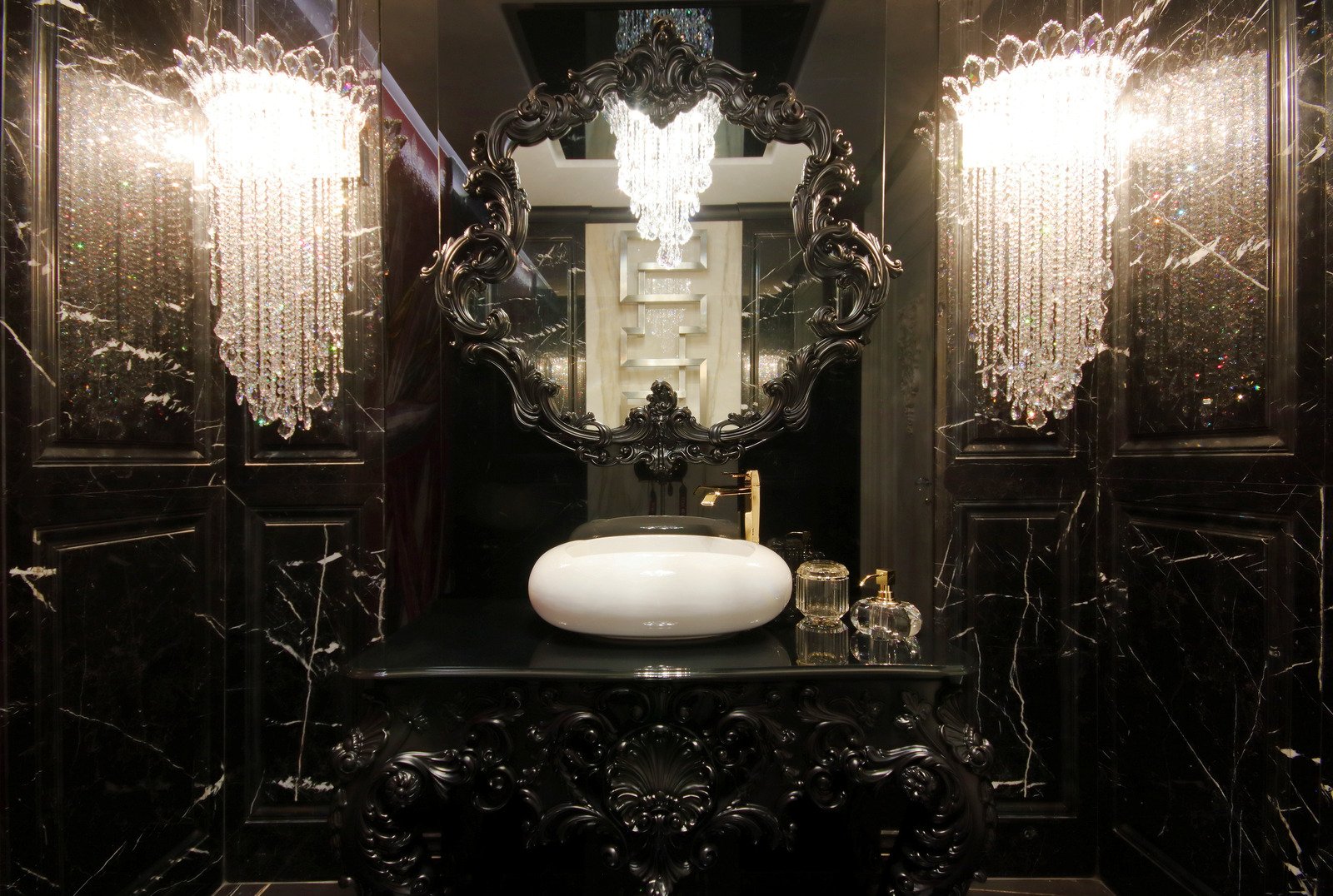 kryształowe lampy w czarnej łazience