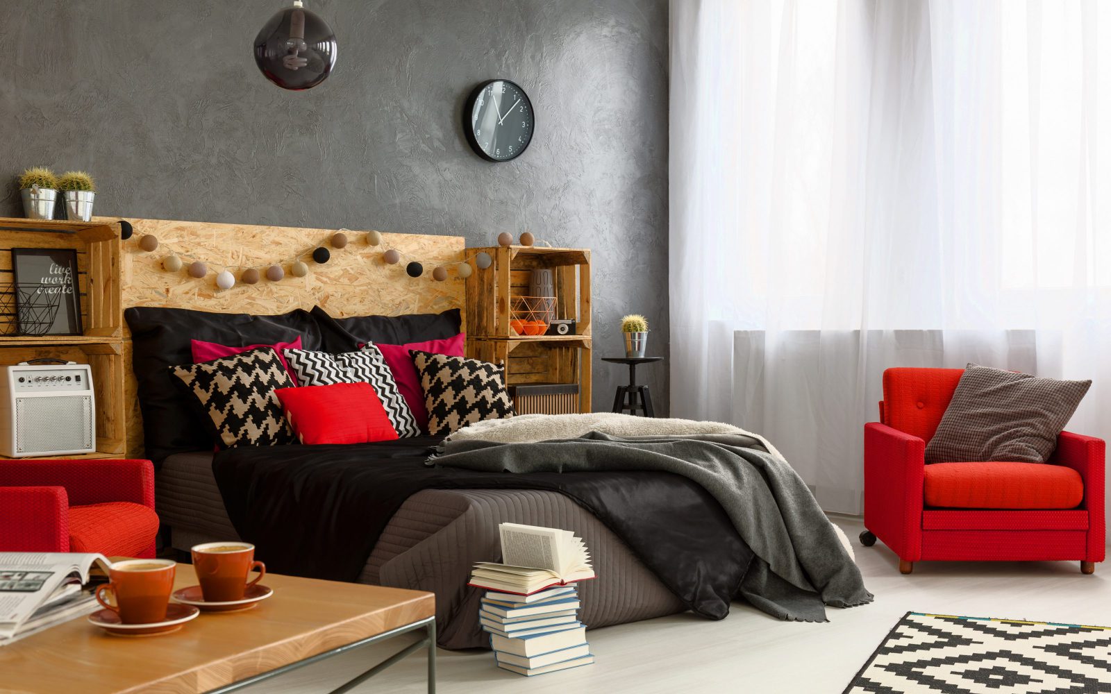 sypialnia, czerwone poduszki i fotel
