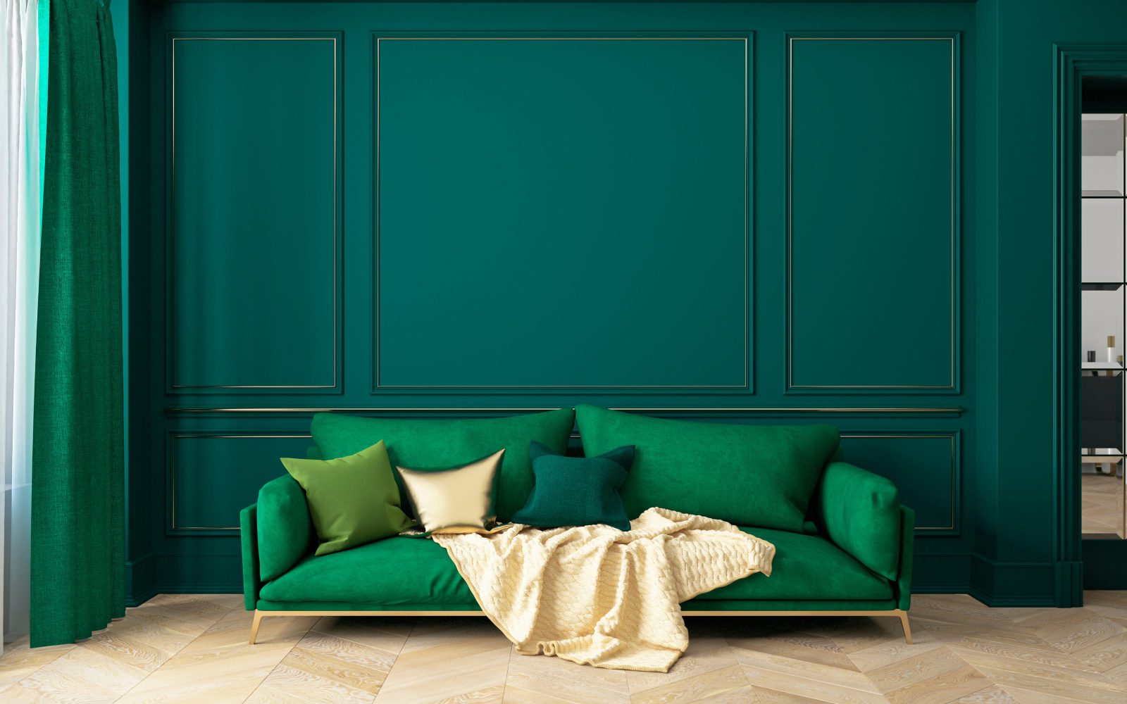 zielona sofa na tle sztukaterii