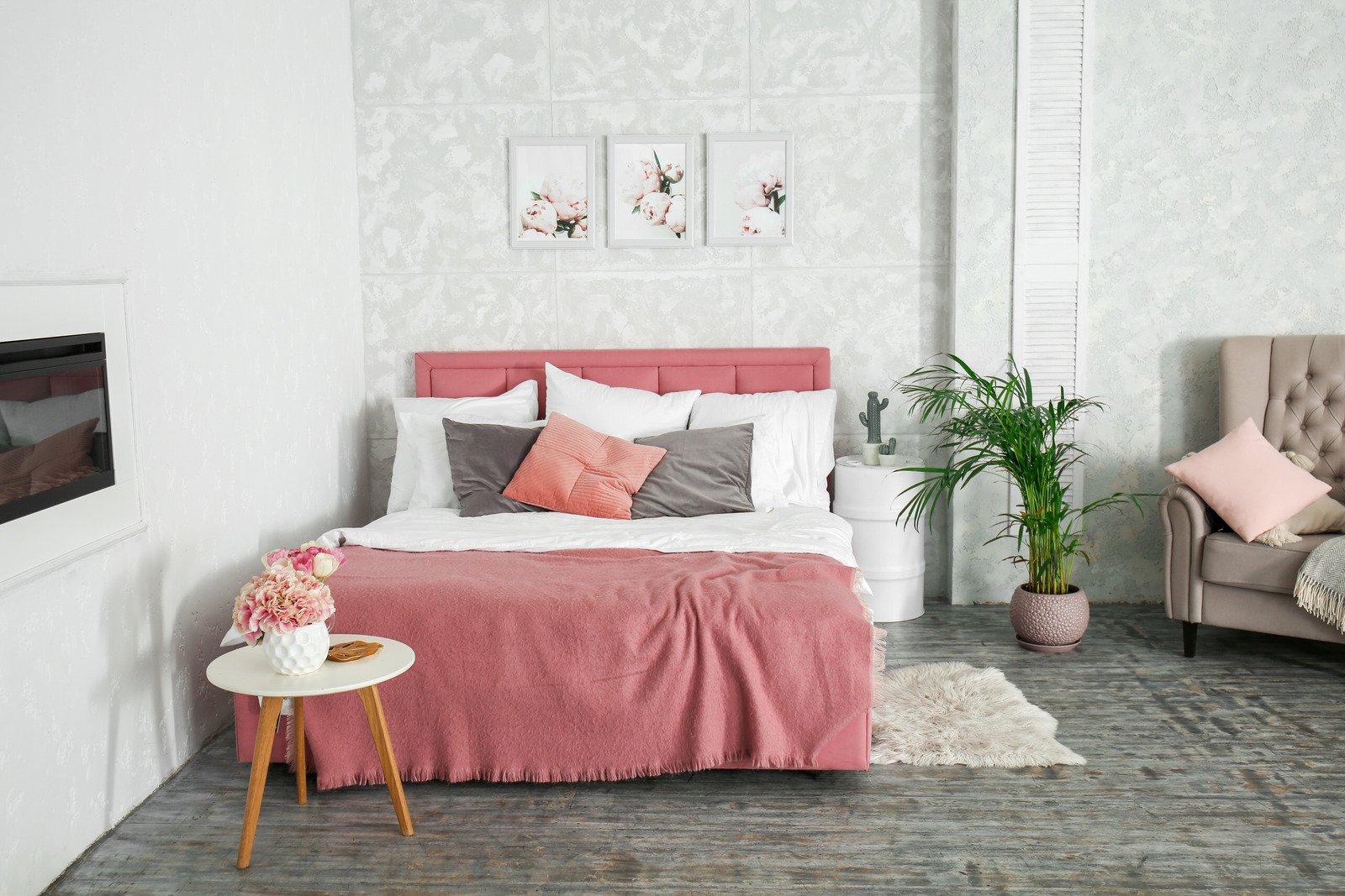 różowa narzuta na łóżku