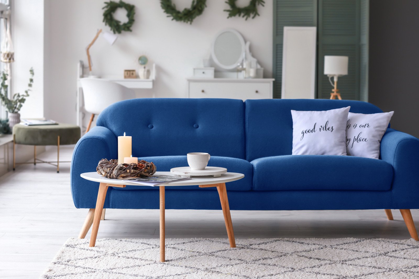niebieska sofa