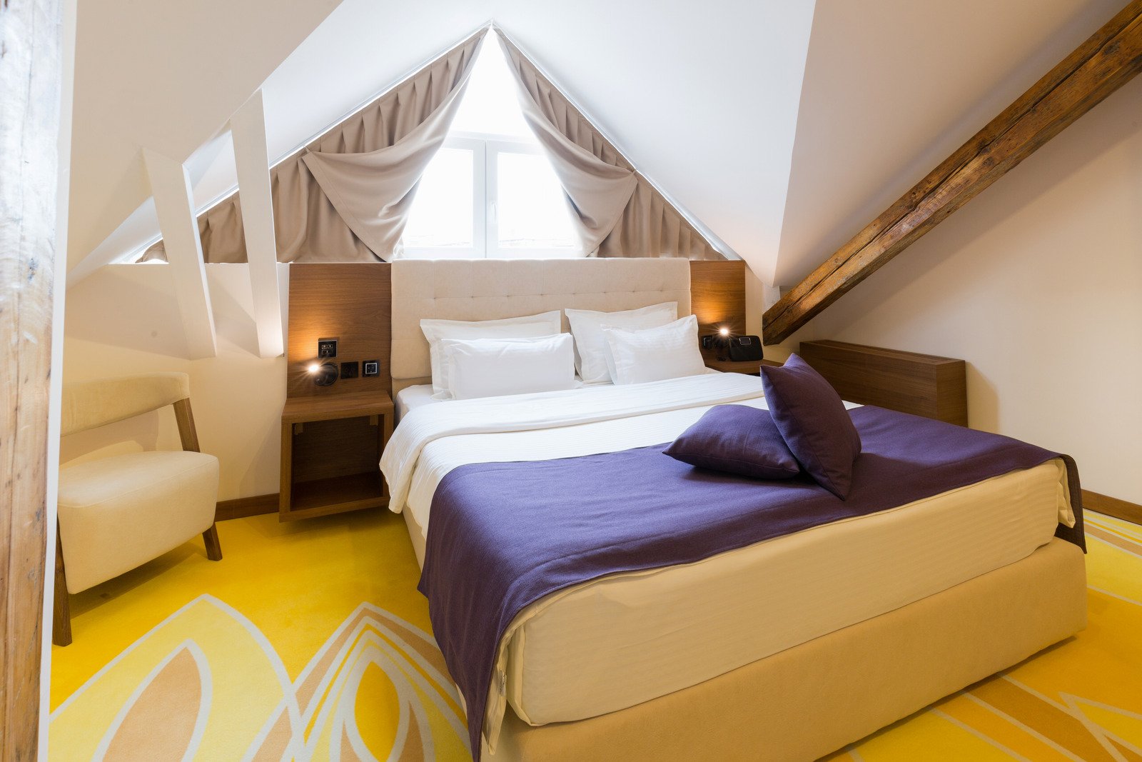 żółty dywan, drewniane belki w sypialni
