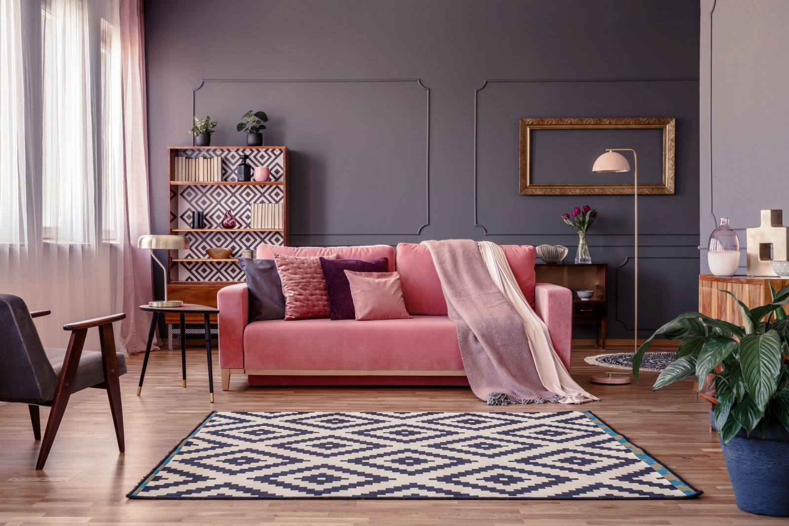 fioletowe ściany, różowa sofa, meble retro