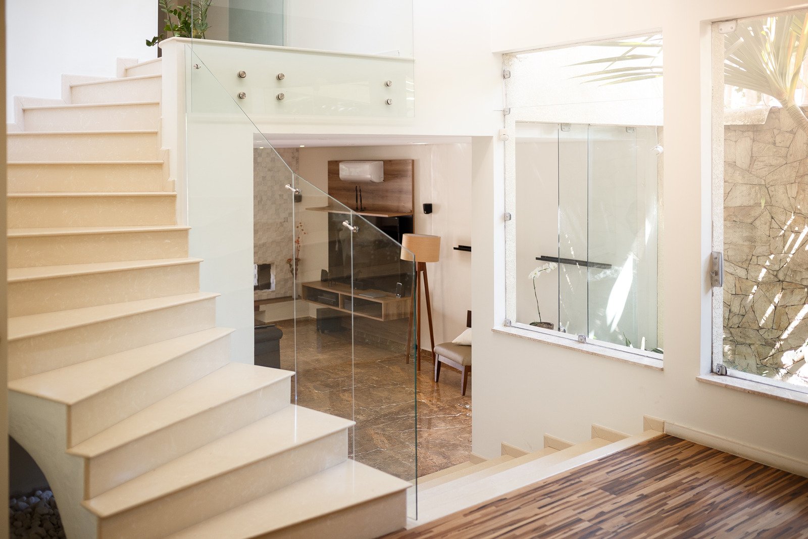 marmurowe schody ze szklaną balustradą