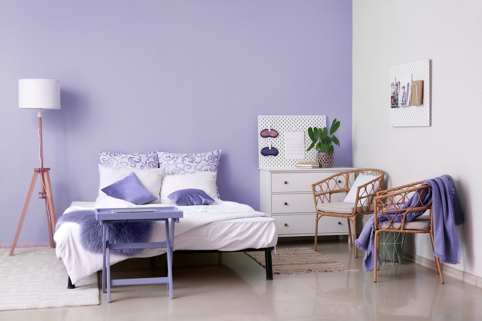 fioletowa ściana, wiklinowe krzesła