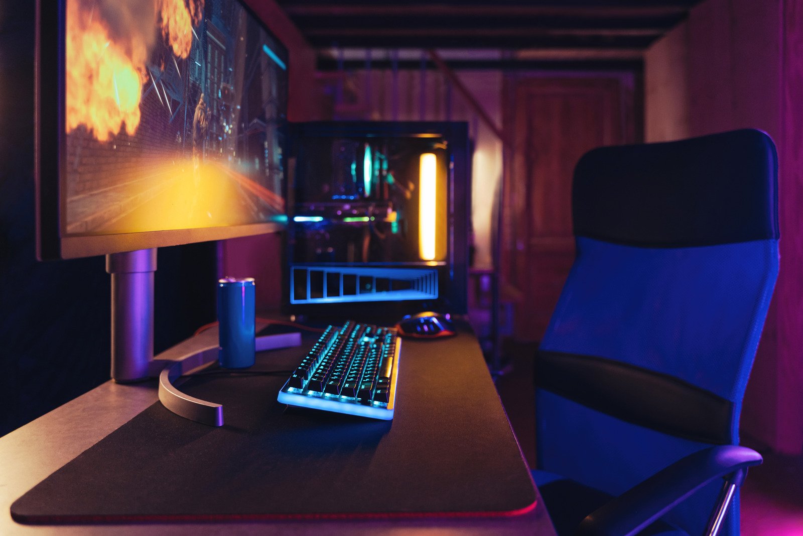 pokój gamera, podświetlane biurko
