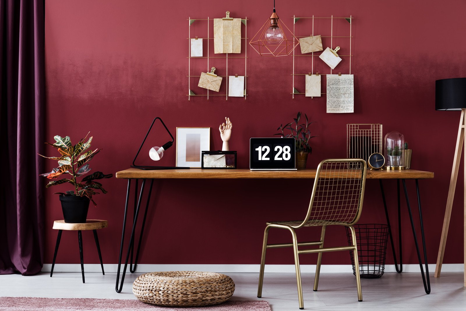 czerwona ściana, biurko i krzesło, domowy gabinet
