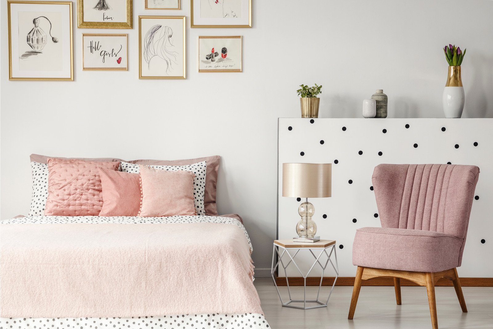 różowy fotel i dodatki, kobieca sypialnia