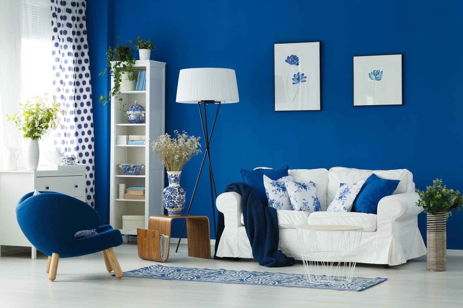 niebieska ściana i dodatki, biała sofa