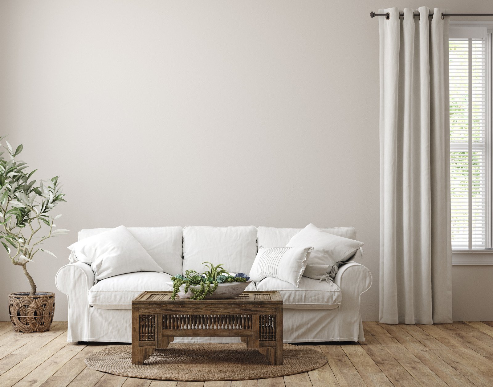 biała sofa, drewniany stolik kawowy