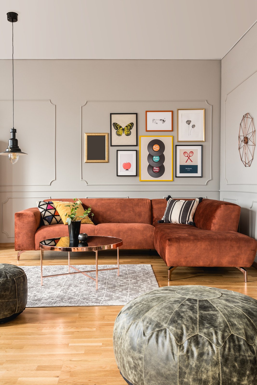 pomarańczowa sofa, sztukateria